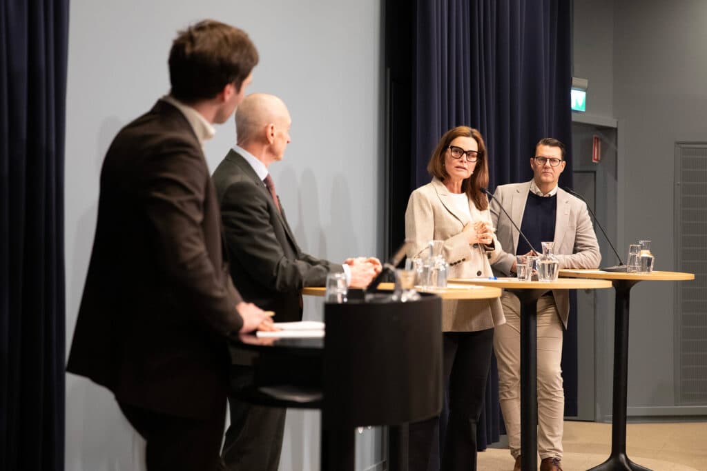 Michael Malm, Sara Schelin och Peter Sigenstam under måndagens panelsamtal med SNS forskningsledare Jonas Klarin. 