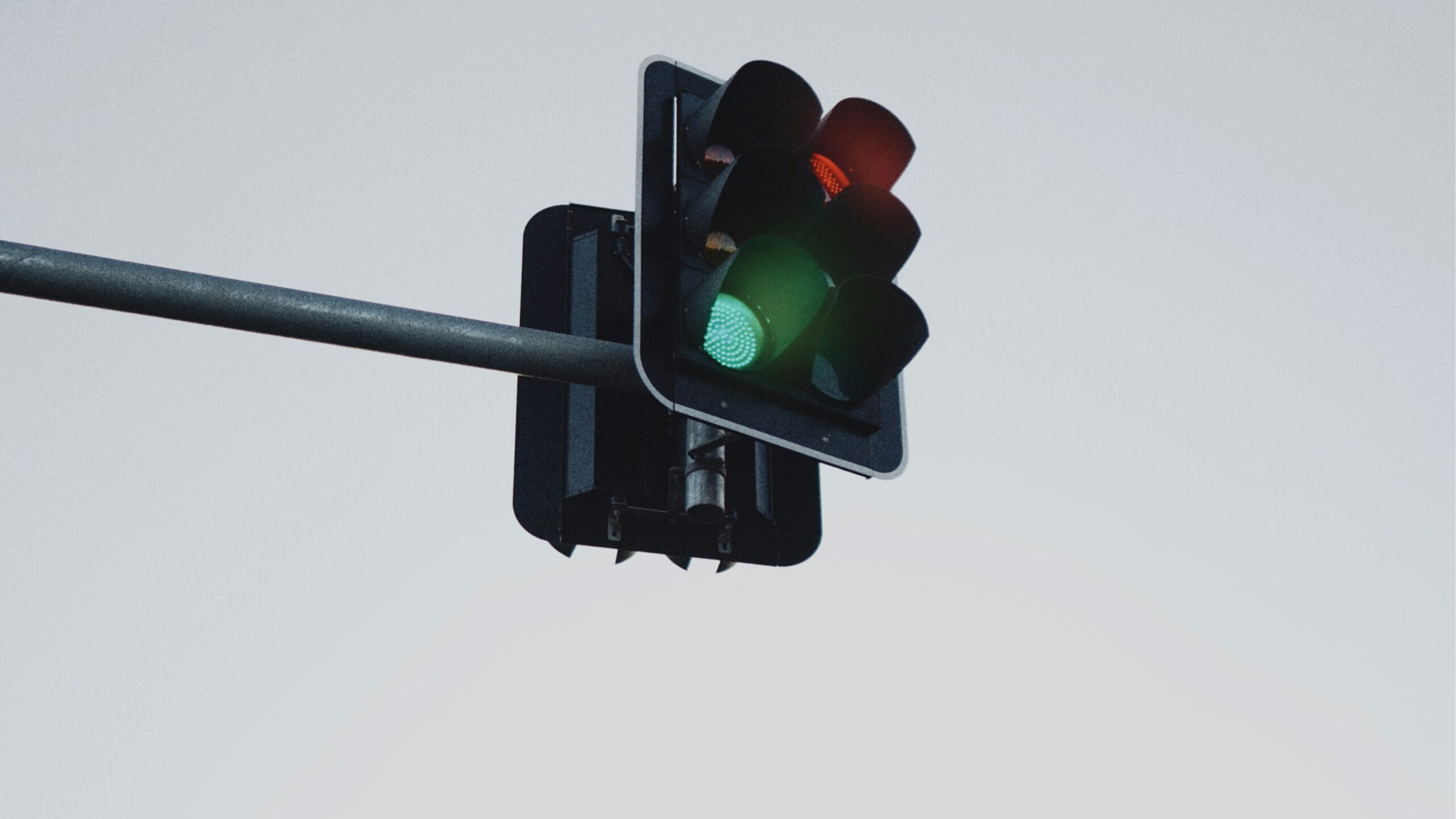 25 februari. Broms och gas i pensionssystemet – stabilitet eller risk? Spargris. pengar. ekonomi. trafikljus. stopp.